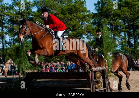 Southern Pines, North Carolina, USA. 27 Nov, 2019. 28 novembre 2019 - Southern PINES, North Carolina, USA - Les cavaliers et leurs chevaux sauter une clôture au cours de la 105e assemblée annuelle de la bénédiction des chiens, au champ Buchan. Organisé par le club de chasse de chiens courants du comté de Moore, l'événement est une tradition de Thanksgiving dans Moore Comté. Les cavaliers en tenue de chasse traditionnelles pour l'un des plus anciens chasse dans la nation. Le Penn-MaryDel hounds sont un pack qui remonte à 1914. Image Crédit : © Timothy L. Hale via Zuma sur le fil) Credit : Timothy L. Hale/ZUMA/Alamy Fil Live News Banque D'Images