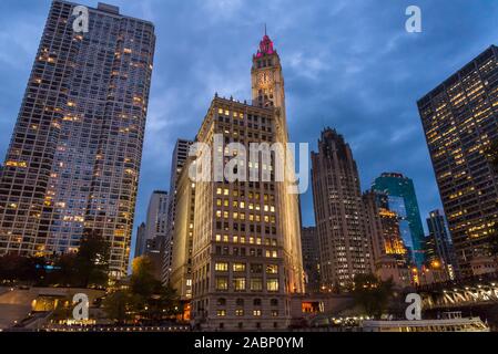 Bâtiments le long de la rivière Chicago allumé, le Wrigley Building, un gratte-ciel historique de 1924 et de l'horloge, la nuit, Chicago, Illinois, États-Unis Banque D'Images