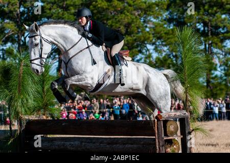 Southern Pines, North Carolina, USA. 27 Nov, 2019. 28 novembre 2019 - Southern PINES, North Carolina, USA - Les cavaliers et leurs chevaux sauter une clôture au cours de la 105e assemblée annuelle de la bénédiction des chiens, au champ Buchan. Organisé par le club de chasse de chiens courants du comté de Moore, l'événement est une tradition de Thanksgiving dans Moore Comté. Les cavaliers en tenue de chasse traditionnelles pour l'un des plus anciens chasse dans la nation. Le Penn-MaryDel hounds sont un pack qui remonte à 1914. Image Crédit : © Timothy L. Hale via Zuma sur le fil) Credit : Timothy L. Hale/ZUMA/Alamy Fil Live News Banque D'Images