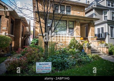 Parti libéral, de classe moyenne, un placard en face de la maison de famille dans l'usine de Ravenswood Manor quartier résidentiel, l'Albany Park espace communautaire de North Side, Ch Banque D'Images