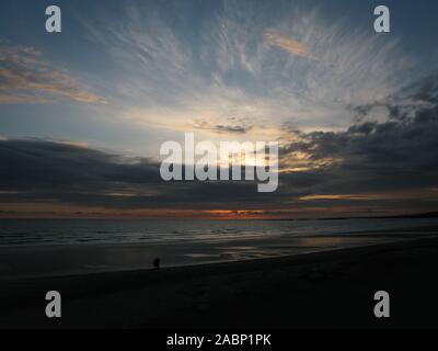 Le coucher de soleil sur le golfe de Gascogne, Bretignolles-sur-Mer, Vendée, sud ouest France Banque D'Images