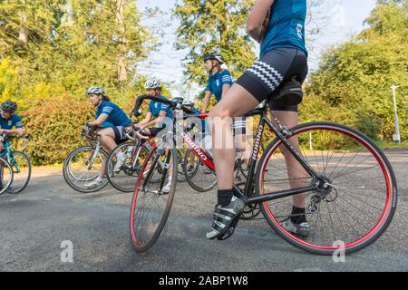 Eindhoven (Pays-Bas), 3 septembre 2017, un groupe de femmes ayant une pause de vélo de course grâce à Eindhoven avec verdure dans l'arrière-plan sur Banque D'Images