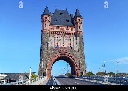 Monument culturel historique monument tour appelée "Nibelungenbrücke' ou 'Nibelungentor' sur le pont dans la ville de vers en Allemagne Banque D'Images