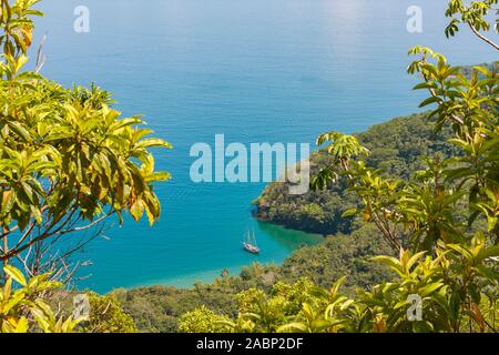 Ilha Grande, Brésil. 24 Décembre, 2012. Vue imprenable sur la Crique Abraao (Abraao Bay) et voilier amarré au large de la côte, au large de Vila do Abraao (Abraao Village), du sentier Lookout pendant superbe journée ensoleillée, point de vue sur la façon de Palmas, Ilha Grande (Grande île), Municipalité de Angra dos Reis, Rio de Janeiro, Brésil. Le 5 juillet 2019, Ilha Grande a été inscrit comme site du patrimoine mondial de l'UNESCO. Banque D'Images