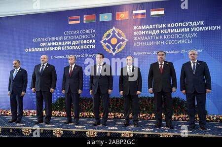 Bichkek, Kirghizistan. 28 novembre, 2019. La position des chefs régionaux pour une photo de groupe lors du Conseil de l'Organisation du Traité de sécurité collective à l'Ala-Archa résidence d'État le 28 novembre 2019 à Bichkek, au Kirghizistan. De gauche à droite : le premier ministre arménien Nikol Pashinyan, Président du Bélarus, Alexandre Loukachenko, le Président kazakh Kassym-Jomart Tokayev, le Président kirghize Sooronbay Jeenbekov, le président russe Vladimir Poutine, le Président tadjik Emomali Rahmon et Secrétaire général par intérim de l'OTSC Valery Semerikov. Credit : Aleksey Nikolskyi/Kremlin extérieure/Alamy Live News Banque D'Images