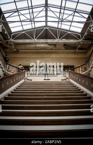 Grand escalier à l'Art Institute of Chicago, Chicago, Illinois, États-Unis Banque D'Images