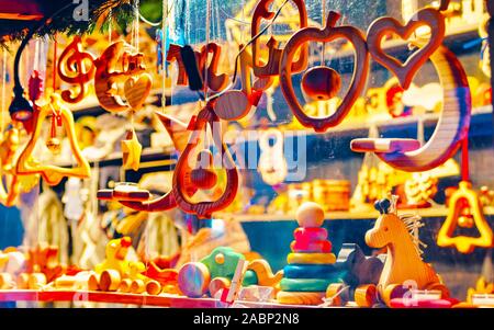 Stand avec jouets en bois décorations de Noël reflex Banque D'Images