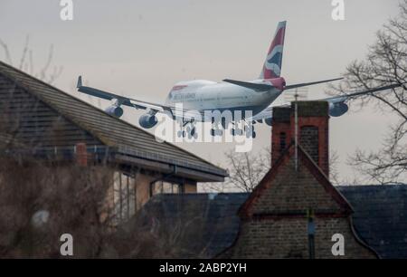 Le village pittoresque de Longford près de l'aéroport de Heathrow, un village qui sera gravement affecté par un projet d'une troisième piste à l'aéroport d'Heathrow à Londres. Banque D'Images