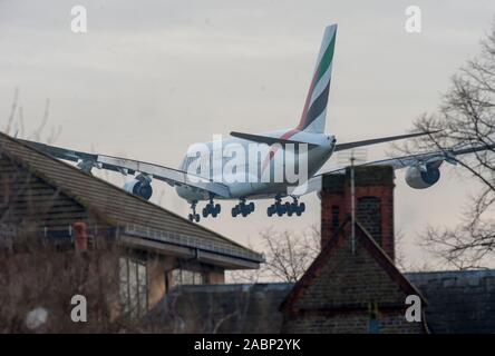 Le village pittoresque de Longford près de l'aéroport de Heathrow, un village qui sera gravement affecté par un projet d'une troisième piste à l'aéroport d'Heathrow à Londres. Banque D'Images