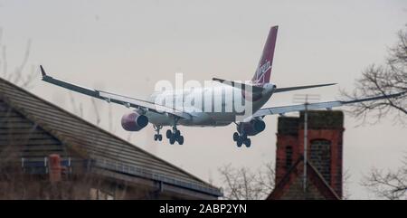 Le village pittoresque de Longford près de l'aéroport de Heathrow, un village qui sera gravement affecté par un projet d'une troisième piste à l'aéroport d'Heathrow à Londres. Banque D'Images