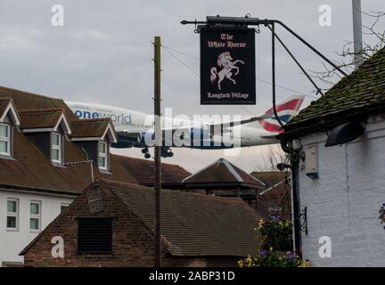 Le village pittoresque de Longford près de l'aéroport de Heathrow, un village qui sera gravement affecté par un projet d'une troisième piste à l'aéroport d'Heathrow à Londres. Banque D'Images