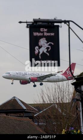 Le village pittoresque de Longford près de l'aéroport de Heathrow, un village qui sera gravement affecté par un projet d'une troisième piste à l'aéroport d'Heathrow à Londres. Banque D'Images