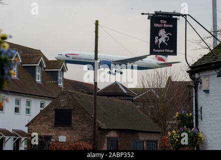 Le village pittoresque de Longford près de l'aéroport de Heathrow, un village qui sera gravement affecté par un projet d'une troisième piste à l'aéroport d'Heathrow à Londres. Banque D'Images