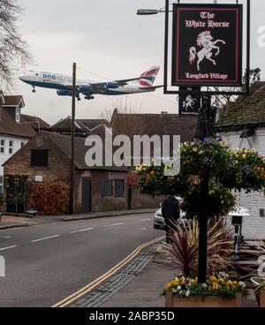 Le village pittoresque de Longford près de l'aéroport de Heathrow, un village qui sera gravement affecté par un projet d'une troisième piste à l'aéroport d'Heathrow à Londres. Banque D'Images
