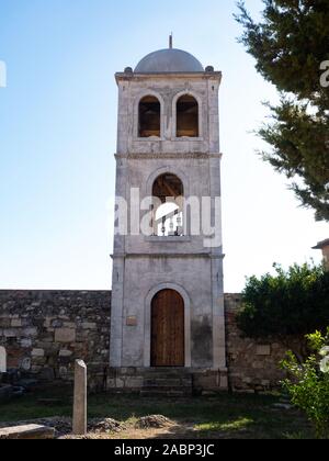 Apollonia, l'Albanie - 27 septembre 2019 : clocher en pierre avec dome et des fenêtres dans la cour entourée d'un mur de roche. Autrefois en Grèce, Banque D'Images