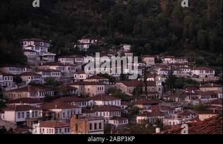 Berat, Albanie - 27 septembre 2019 : l'architecture ottomane emblématique dans la ville aux mille fenêtres, Berat, Albanie, d'une montagne boisée derrière. P Banque D'Images