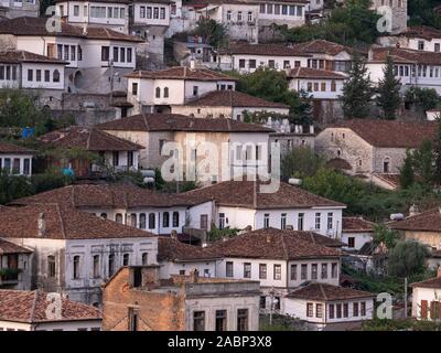 Berat, Albanie - 27 septembre 2019 : l'architecture ottomane emblématique dans la ville aux mille fenêtres, Berat, en Albanie. Banque D'Images