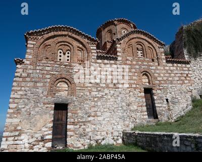 Berat, Albanie - 28 septembre 2019 : église byzantine médiévale de la Sainte Trinité, construit en pierre et brique située à Kala Citadelle. Banque D'Images