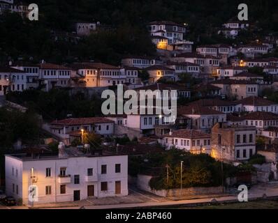 Berat, Albanie - 27 septembre 2019 : l'architecture ottomane emblématique dans la ville aux mille fenêtres, Berat, en Albanie. Photographié au crépuscule. Banque D'Images