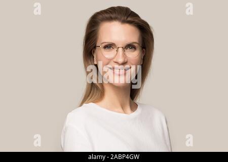 Head shot portrait joli happy smiling woman in glasses Banque D'Images