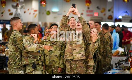 Ali Al Salem, le Koweït. 28 Nov, 2019. Les aviateurs de l'US Air Force a prendre dans les files d'attente selfies pour Thanksgiving chez Ali Al Salem Air Base le 28 novembre 2019 à Ali Al Salem, le Koweït. Credit : Mozer O. Da Cunha/Planetpix/Alamy Live News Crédit : Planetpix/Alamy Live News Banque D'Images