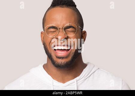 Funny African American man avec sourire en santé rire close up Banque D'Images