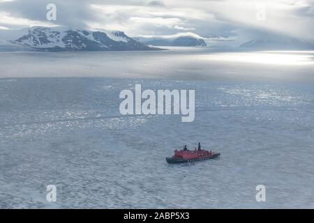 La Russie, l'Extrême-Arctique, François-Joseph, le Parc National de l'Arctique russe. Voir de 50 ans de la victoire de la voile à travers la glace rapide. Banque D'Images