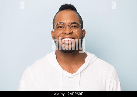 Head shot happy African American man with large sourire à pleines dents Banque D'Images
