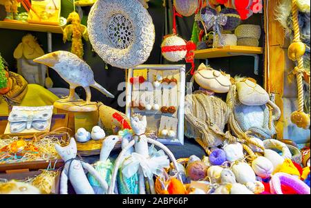 Souvenirs faits à la main blanche sur stand à Riga Marché de Noël reflex Banque D'Images