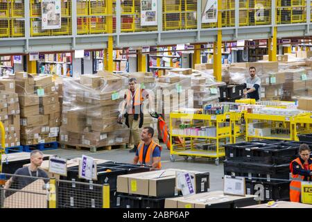 Photo datée du 27 novembre montre la préparation du personnel pour le Black Friday à l'Amazon Peterborough centre de réalisation. Amazon s'attend à ce que ce soit le plus occupé que Noël leur semaine de ventes vendredi noir se termine demain (vendredi). Le personnel de ses centres de réalisation au Royaume-Uni travaillent sans relâche pour satisfaire des millions de commandes après le centre commercial en ligne réduit les prix sur des milliers de produits. Amazon propose le vendredi noir porte depuis vendredi dernier, avec des milliers de "traite de la journée" et "La foudre" disponible avec des produits disponibles avec une décote, sur Banque D'Images