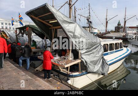 Le hareng de la baltique produits connexes vendus à partir d'un bateau en hareng baltique équitables par la place du marché à Helsinki, Finlande Banque D'Images