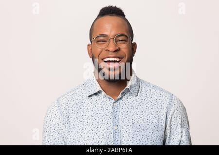 Head shot portrait rire African American man in glasses isolated Banque D'Images