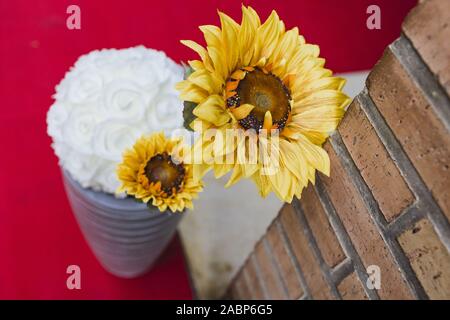 Faux tournesols fleurs pour décorer un événement sur tapis rouge, vu de dessus. Banque D'Images