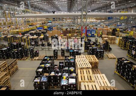 Photo datée du 27 novembre montre la préparation du personnel pour le Black Friday à l'Amazon Peterborough centre de réalisation. Amazon s'attend à ce que ce soit le plus occupé que Noël leur semaine de ventes vendredi noir se termine demain (vendredi). Le personnel de ses centres de réalisation au Royaume-Uni travaillent sans relâche pour satisfaire des millions de commandes après le centre commercial en ligne réduit les prix sur des milliers de produits. Amazon propose le vendredi noir porte depuis vendredi dernier, avec des milliers de "traite de la journée" et "La foudre" disponible avec des produits disponibles avec une décote, sur Banque D'Images