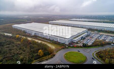 Photo datée du 27 novembre montre l'Amazon Peterborough centre de réalisation. Amazon s'attend à ce que ce soit le plus occupé que Noël leur semaine de ventes vendredi noir se termine demain (vendredi). Le personnel de ses centres de réalisation au Royaume-Uni travaillent sans relâche pour satisfaire des millions de commandes après le centre commercial en ligne réduit les prix sur des milliers de produits. Amazon propose le vendredi noir porte depuis vendredi dernier, avec des milliers d'ÒDeals DayÓ ÒLightning du DealsÓ et disponible avec des produits disponibles à un escompte, en quantités limitées, pour une courte par Banque D'Images