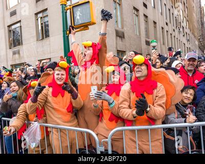 New York, USA. 28 Nov, 2019. Encourager les spectateurs comme ils regardent la parade de Thanksgiving de Macy's à New York. Credit : Enrique Shore/Alamy Live News Banque D'Images