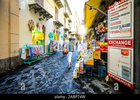 Boutiques souvenirs pour touristes dans une ruelle dans la ville touristique de Sorrente Italie sur la Côte Amalfitaine Banque D'Images
