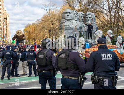 New York, USA. 28 Nov, 2019. Des policiers montent la garde comme artiste Chris Young de vagues au sommet du Mont Rushmore's American Pride flotter au cours de la parade de Thanksgiving de Macy's à New York. Credit : Enrique Shore/Alamy Live News Banque D'Images