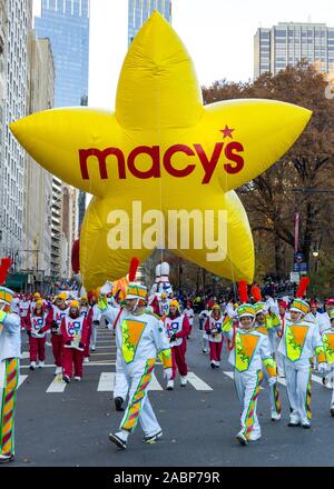 New York, États-Unis, 28 novembre 2019. Les artistes interprètes ou exécutants escorter un Macy's Thanksgiving bulle dans le défilé dans la ville de New York. Credit : Enrique Shore/Alamy Live News Banque D'Images