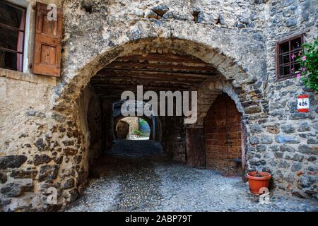 Via Fratelli Bandiera, un tunnel étroit, à travers les arches, Canale di Tenno, Trentino-Alto Adige, Italie Banque D'Images