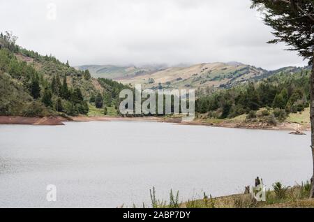 Des Andes colombiennes, de l'eau paysage nuageux 'réserve' La Regadera, à Usme, Cundinamarca, Colombia Banque D'Images