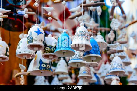 Avec la céramique de décrochage et marché de Noël Décoration cloches réflexe Riga Banque D'Images