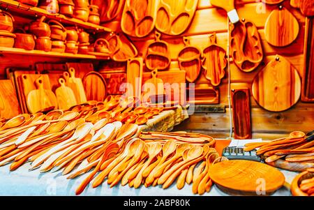 Souvenirs en bois sur le marché de Noël à Riga reflex Banque D'Images