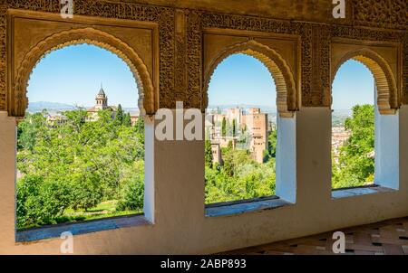 Vue panoramique avec le Palais de l'Alhambra vu depuis le Generalife à Grenade. L'Andalousie, espagne. Banque D'Images