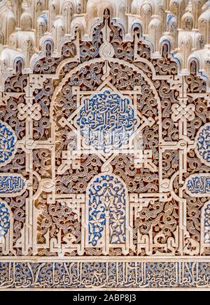 Décorées avec des murs dans le Palais de l'Alhambra à Grenade avec inscriptions arabes. L'Andalousie, espagne. Juin-03-2019 Banque D'Images