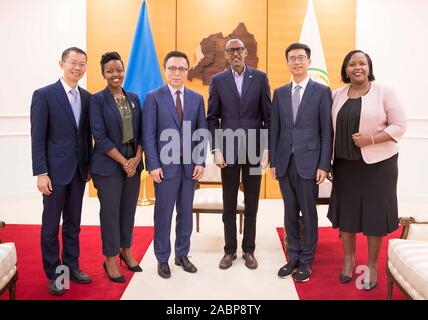 Kigali, Rwanda. 28 Nov 2019. (191128) -- KIGALI, le 28 novembre 2019 (Xinhua) -- Le Président Paul Kagame du Rwanda (3e R) se réunit avec Alibaba Group Directeur Eric Jing (3L), qui est également président du conseil et chef de l'affilié de l'Alibaba Ant Financial Services Group, à Kigali, capitale du Rwanda, le 27 novembre, 2019. Le Rwanda et la Chine ont discuté d'Alibaba géant de la technologie d'approfondir la coopération sur la plate-forme mondiale du commerce électronique (eWTP) et l'élargissement de la coopération pour le secteur des technologies telles que la technologie financière, Alibaba a dit jeudi. Source : Xinhua/Alamy Live News Banque D'Images