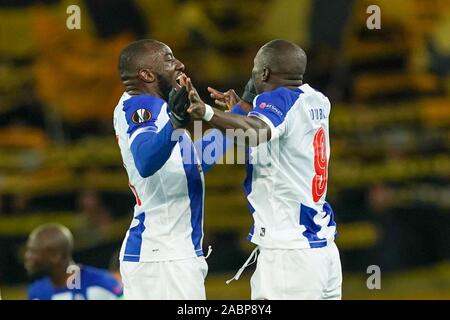 Berne, Suisse. 28 Nov, 2019. Moussa Marega (à gauche) et Vincent Aboubakar du FC Porto célèbrent leur premier but au cours de la Ligue Europa match de football Stade du groupe G entre le BSC Young Boys et le FC Porto au Stade de Suisse, 28 novembre 2019 à Berne, Suisse (photo de Daniela Porcelli/SPP) SPP : Crédit Photo de la presse sportive. /Alamy Live News Crédit : PSP Sport Press Photo. /Alamy Live News Banque D'Images