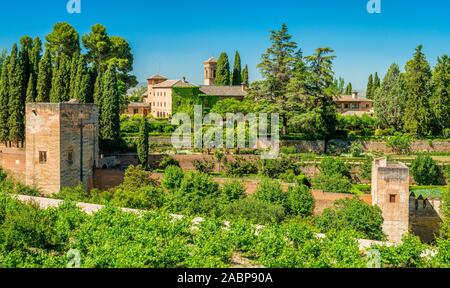 Vue panoramique avec le Palais de l'Alhambra vu depuis le Generalife à Grenade. L'Andalousie, espagne. Banque D'Images