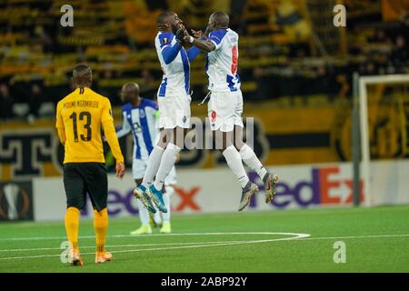 Berne, Suisse. 28 Nov, 2019. Moussa Marega (à gauche) et Vincent Aboubakar du FC Porto célèbrent leur premier but au cours de la Ligue Europa match de football Stade du groupe G entre le BSC Young Boys et le FC Porto au Stade de Suisse, 28 novembre 2019 à Berne, Suisse (photo de Daniela Porcelli/SPP) SPP : Crédit Photo de la presse sportive. /Alamy Live News Crédit : PSP Sport Press Photo. /Alamy Live News Banque D'Images