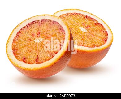 Les deux moitiés d'orange sicilienne rouge isolé sur fond blanc. Banque D'Images